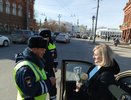 Сотрудники ДПС в центре Владимира дарили женщинам цветы и поздравляли их с 8 Марта