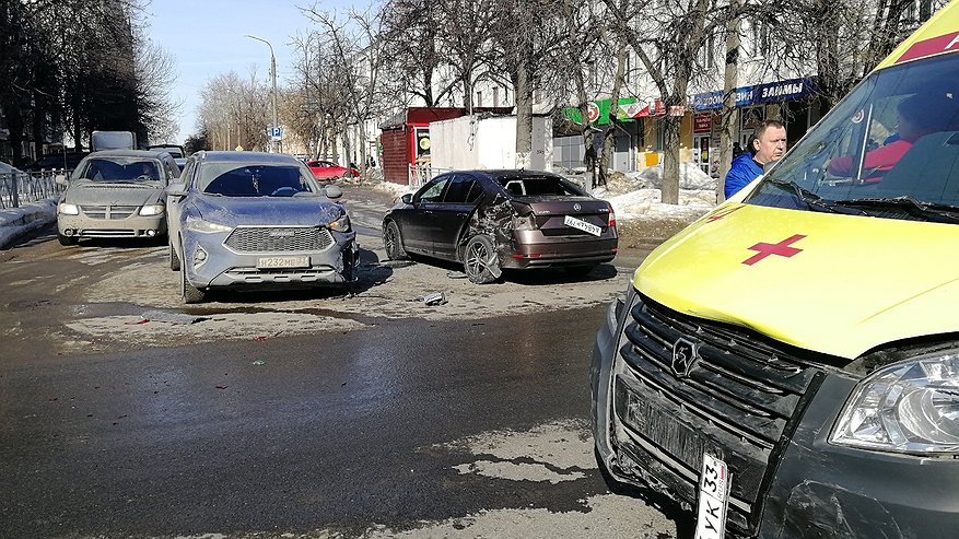 Главная картинка новости: Во Владимире легковушка столкнулась с автомобилем скорой помощи