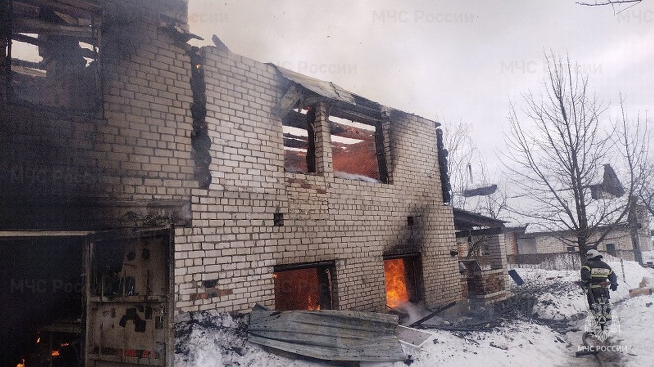 Главная картинка новости: Во Владимирской области 8 марта полностью сгорел жилой дом