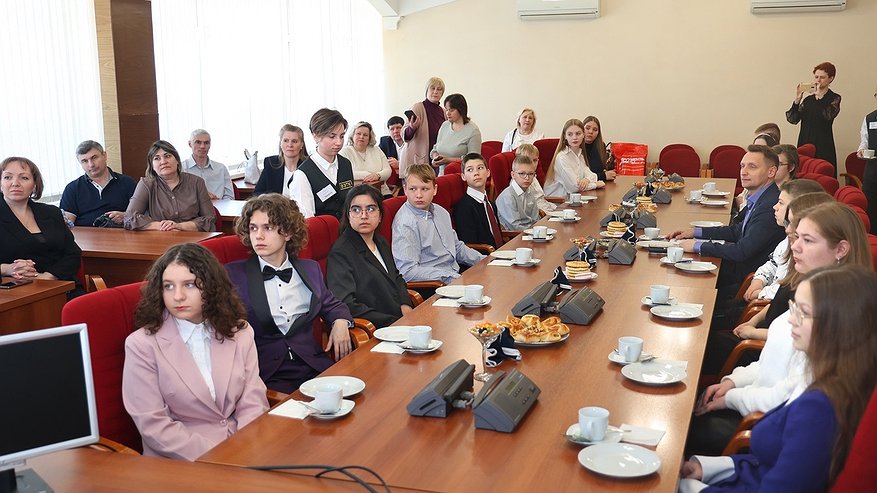 Главная картинка новости: Замгубернатора Владимир Куимов встретился с одарёнными детьми Владимирской области