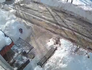 Во Владимирской области снежная глыба чуть не упала на мужчину с коляской