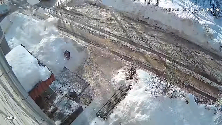 Главная картинка новости: Во Владимирской области снежная глыба чуть не упала на мужчину с коляской