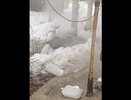 На улице Алябьева лед с крыши дома проломил трубу теплотрассы