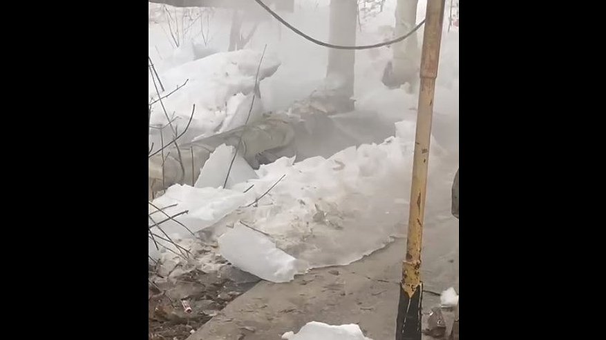 Главная картинка новости: На улице Алябьева лед с крыши дома проломил трубу теплотрассы