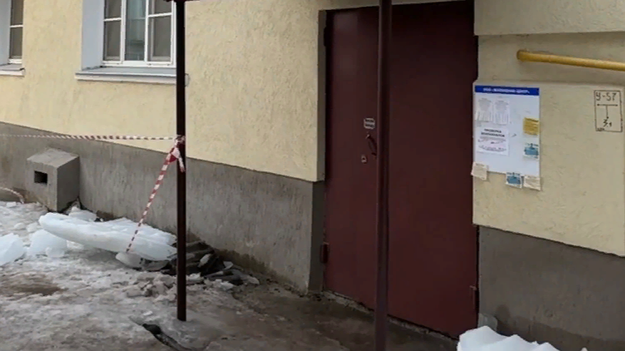 Главная картинка новости: В горадминистрации опровергли информацию о падении на 86-летнюю пенсионерку ледяной глыбы