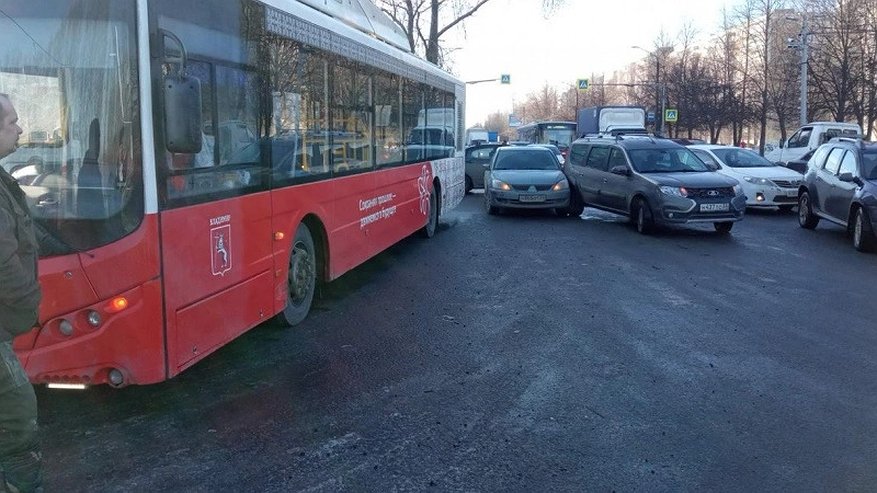 Главная картинка новости: Во Владимире водитель легковушки устроил ДТП с автобусом