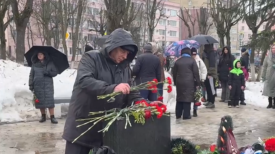 Главная картинка новости: Владимирцы несут цветы и свечи в пямять о погибших в Подмосковье