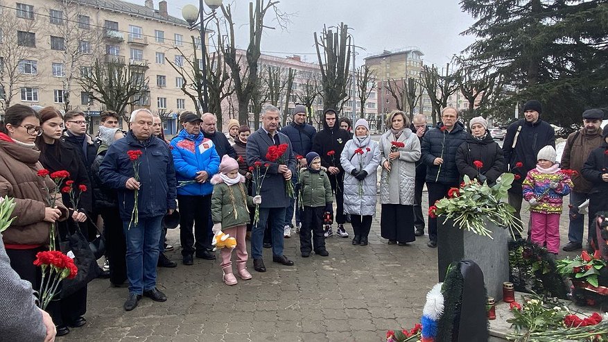 Главная картинка новости: Скорбим и молимся: жители Владимира продолжают нести цветы в память о погибших