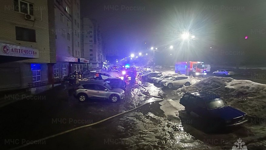 Главная картинка новости: Во Владимире загорелся продуктовый магазин в жилом доме