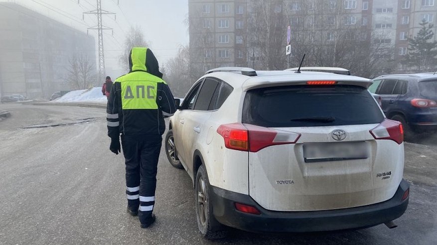Главная картинка новости: Во Владимире сотрудники полиции проверяют автомобили с затонированными стеклами