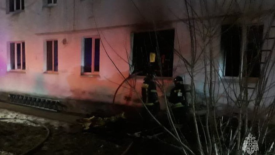 Главная картинка новости: Во Владимирской области неравнодушный мужчина вытащил двух детей их горящей квартиры