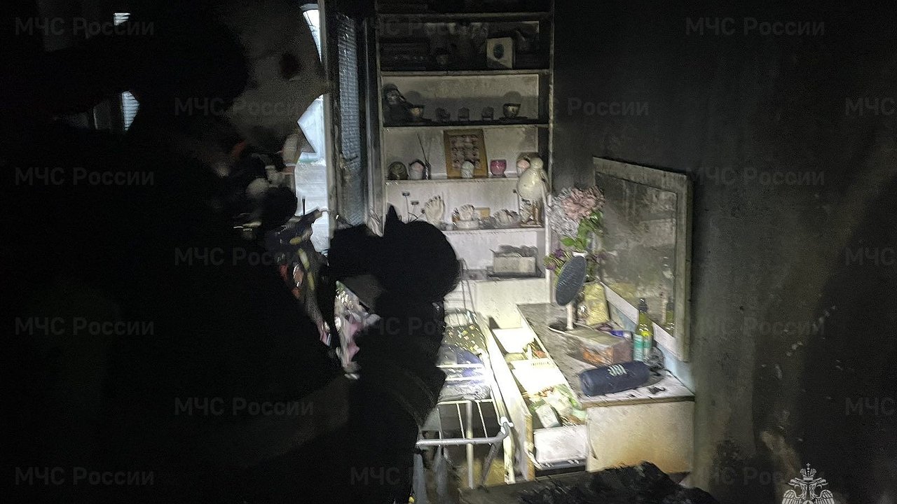 Главная картинка новости: Из горящего многоквартиного дома во Владимирской области эвакуировали 35 человек