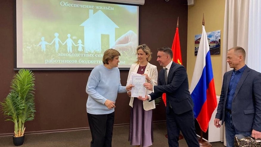 Главная картинка новости: Несколько семей во Владимирской области получили сертификаты на улучшение жилищный условий