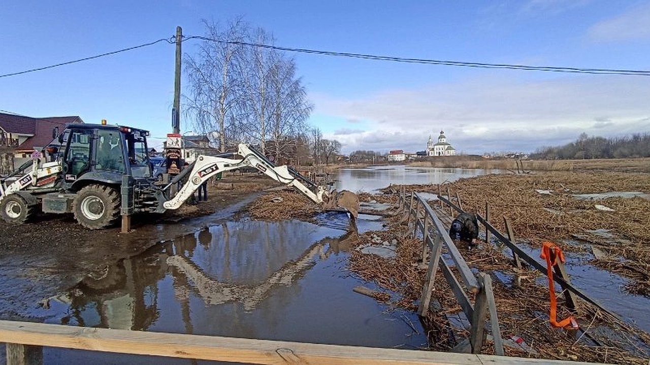 Главная картинка новости: Во Владимирской области для спасения мостов пришлось расчищать русло реки от мусора