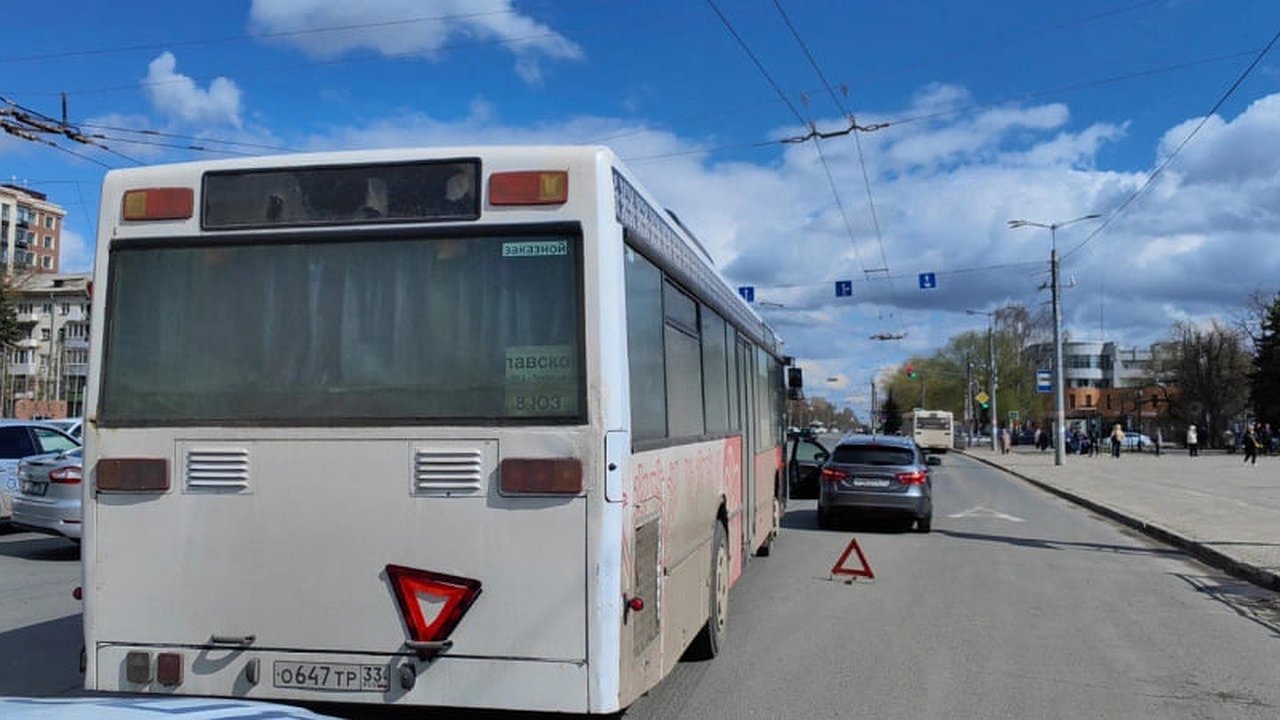 Главная картинка новости: Во Владимире произошло ДТП с участием автобуса №12