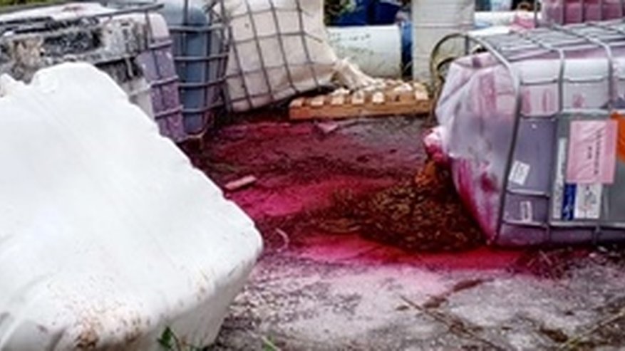 Главная картинка новости: Недалеко от от площади Победы нашли свалку токсичных химикатов