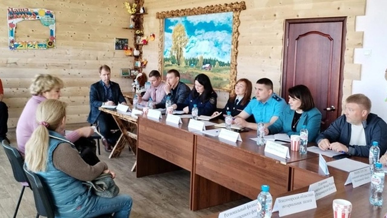 Главная картинка новости: Жители области пожаловались на аварийную ситуацию с электростолбами