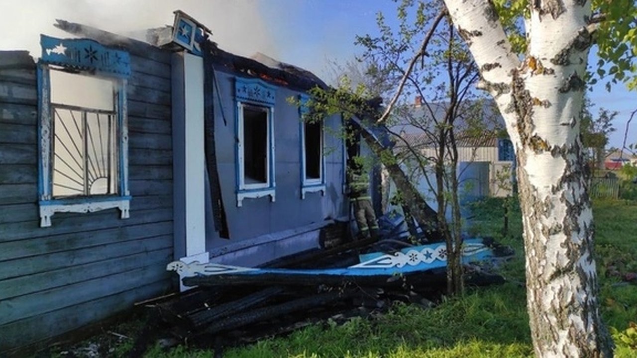 Главная картинка новости: Во Владимирской области сгорел частный жилой дом