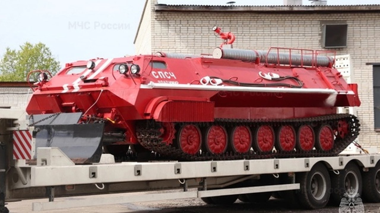 Главная картинка новости: В Белгородскую область отправили гусеничную пожарную машину