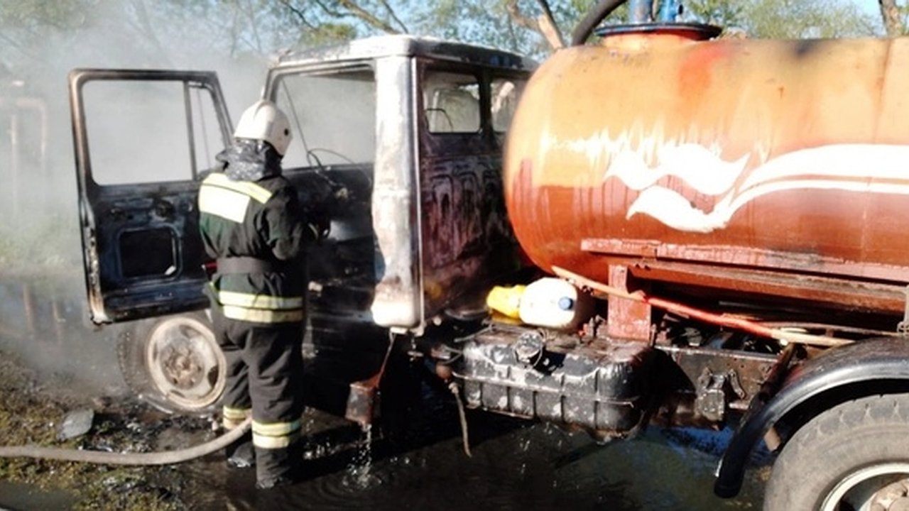 Главная картинка новости: Во Владимирской области сгорел грузовик