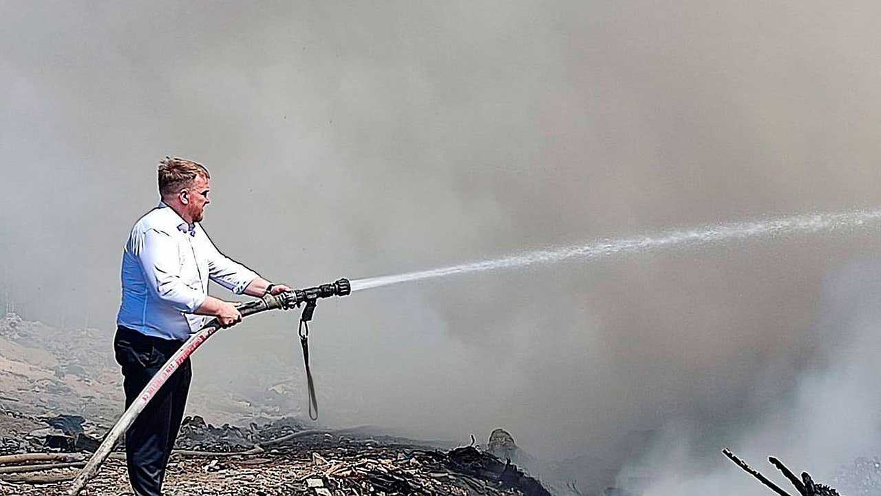 Главная картинка новости: Струя кольчугинского главы вызвала поток иронии местных жителей