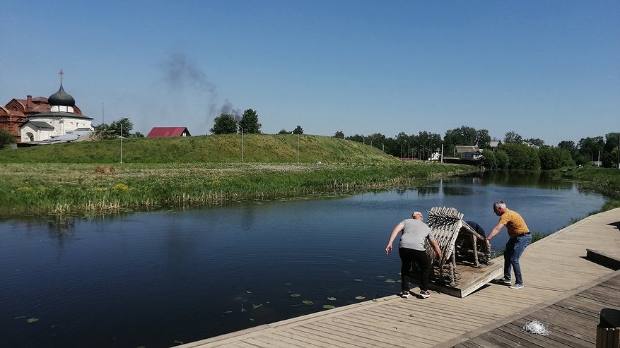 Для уток в Юрьев-Польском спустили на воду дом