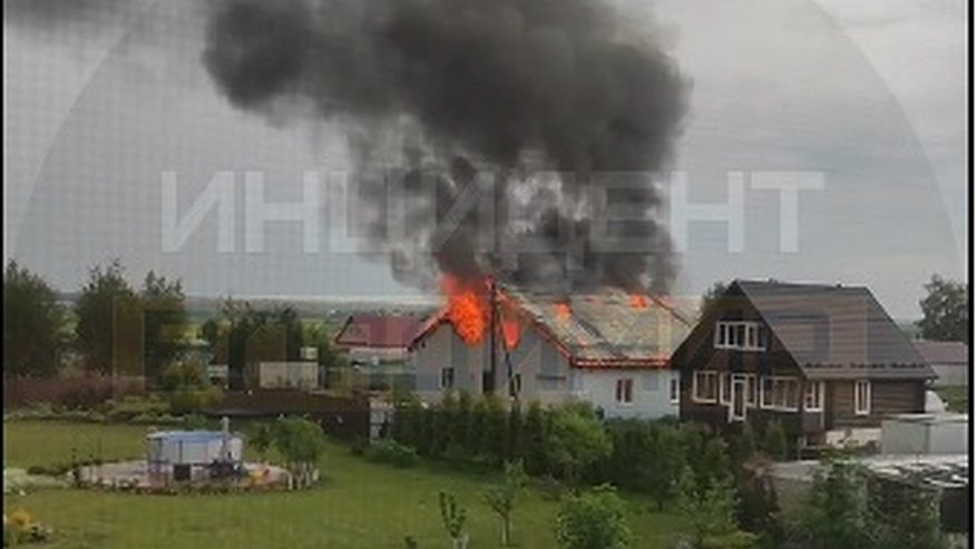 От удара молнии под Владимиром загорелся дом