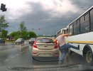 Разъяренный водитель авто испинал автобус в Загородном