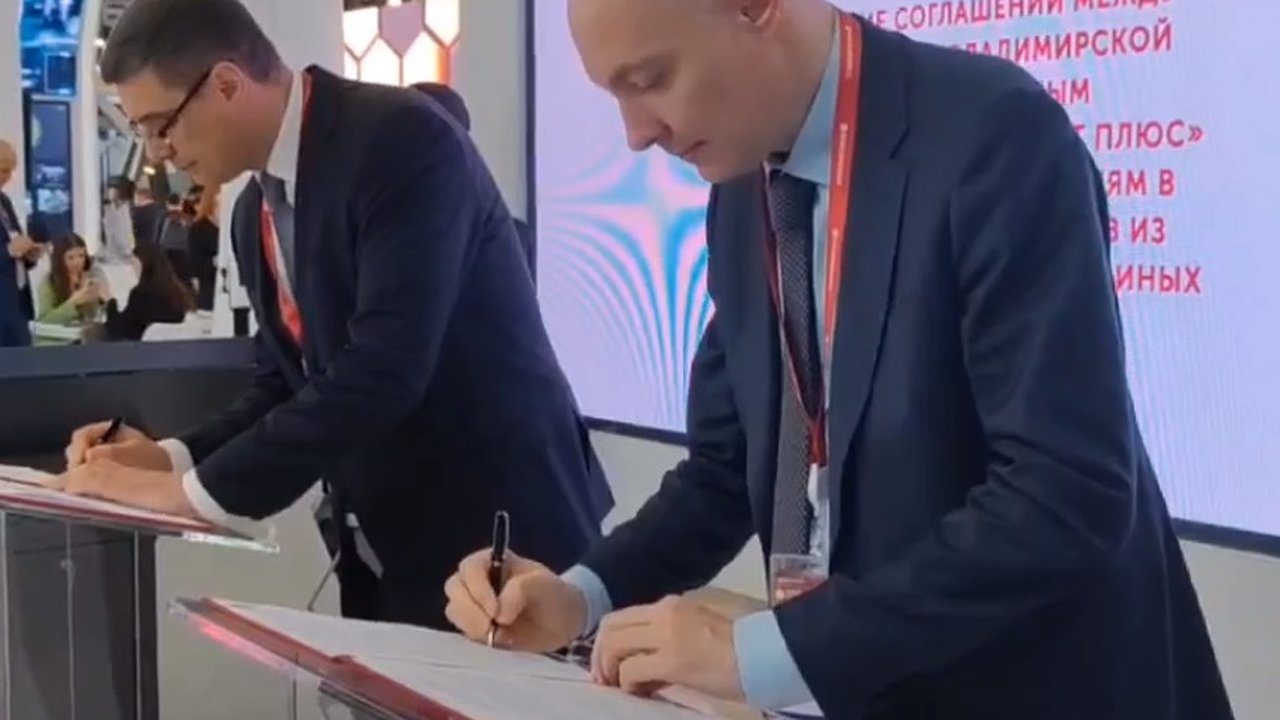 Главная картинка новости: Александр Авдеев подписал первое соглашение на Петербургском форуме