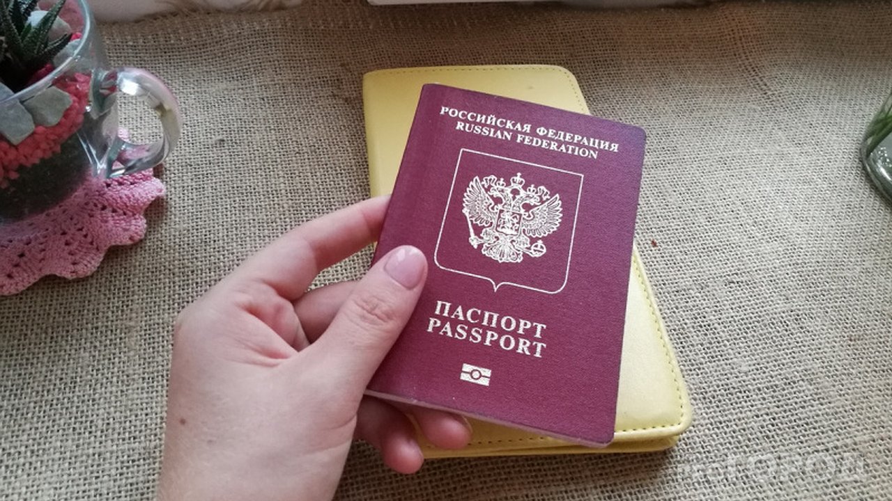 Главная картинка новости: Как снег на голову: россиян с этими загранпаспортами не будут выпускать из страны