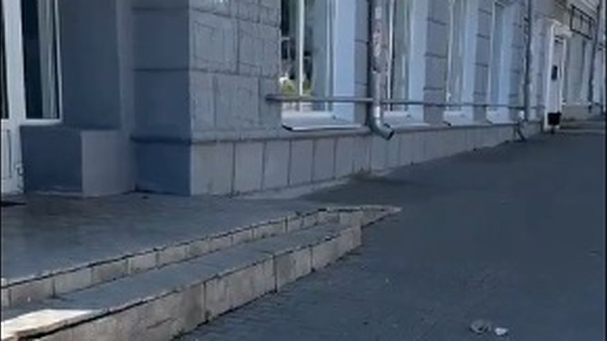 Главная картинка новости: На головы пешеходов во Владимире летят камни с многоэтажки