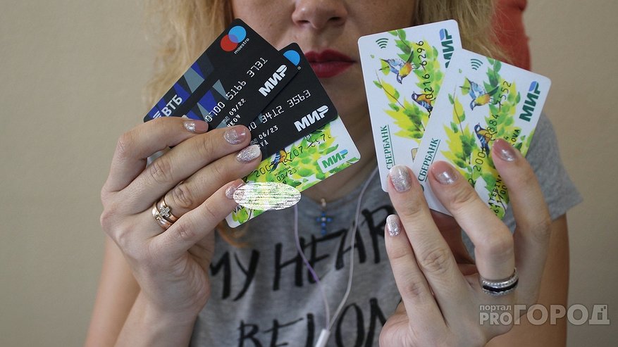 Главная картинка новости: Россиянам с банковскими картами сообщили о грозящей им опасности: деньги спишут за секунды