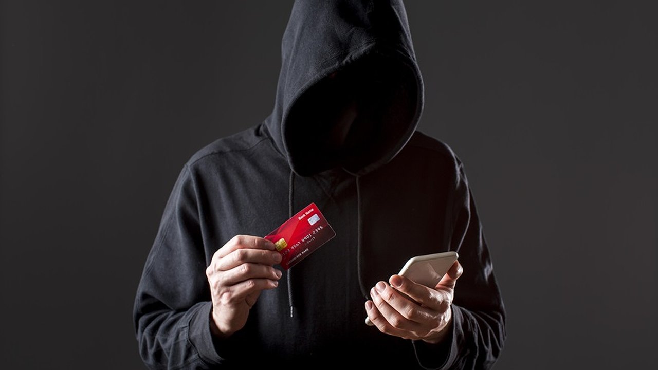 Главная картинка новости: Осторожно! Мошенники обманывают жителей области по новой схеме