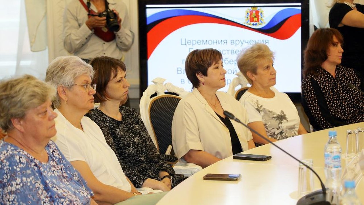 Главная картинка новости: Кому из педагогов досталась новая губернаторская премия?