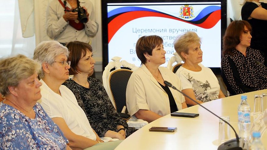Главная картинка новости: Кому из педагогов досталась новая губернаторская премия?