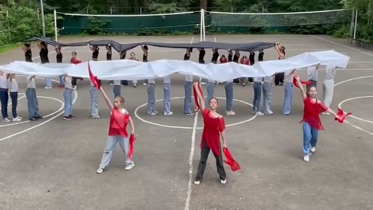 Главная картинка новости: Владимирские подростки провели флешмоб «Мы против наркотиков!»