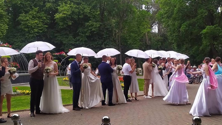 Главная картинка новости: В День Семьи, любви и верности в парке «Липки» поженят 30 молодых пар
