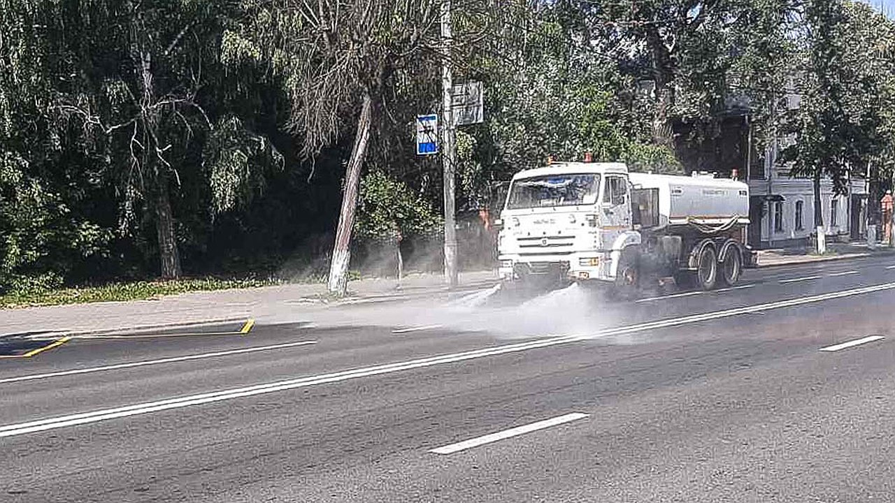 Главная картинка новости: Из-за аномальной жары на улицах областного центра устраивают водопады