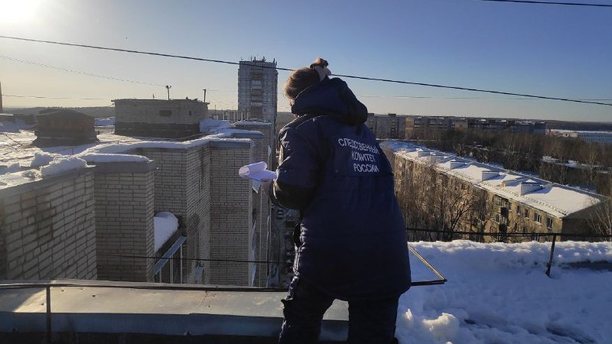 Главная картинка новости: Инженера УК осудят за упавшую на девушку глыбу льда