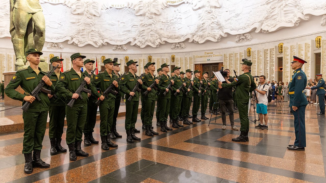 Главная картинка новости: Владимирские новобранцы Преображенского полка приняли присягу в Музее Победы
