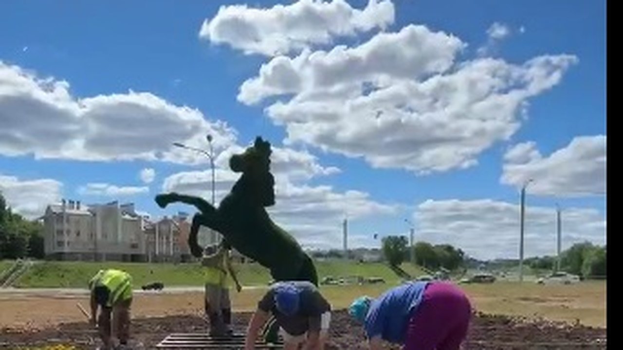 Главная картинка новости: Во Владимире появился зеленый конь