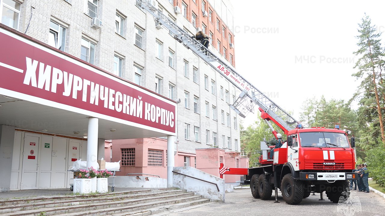 Главная картинка новости: Областная клиническая больница стала полигоном для пожарных учений