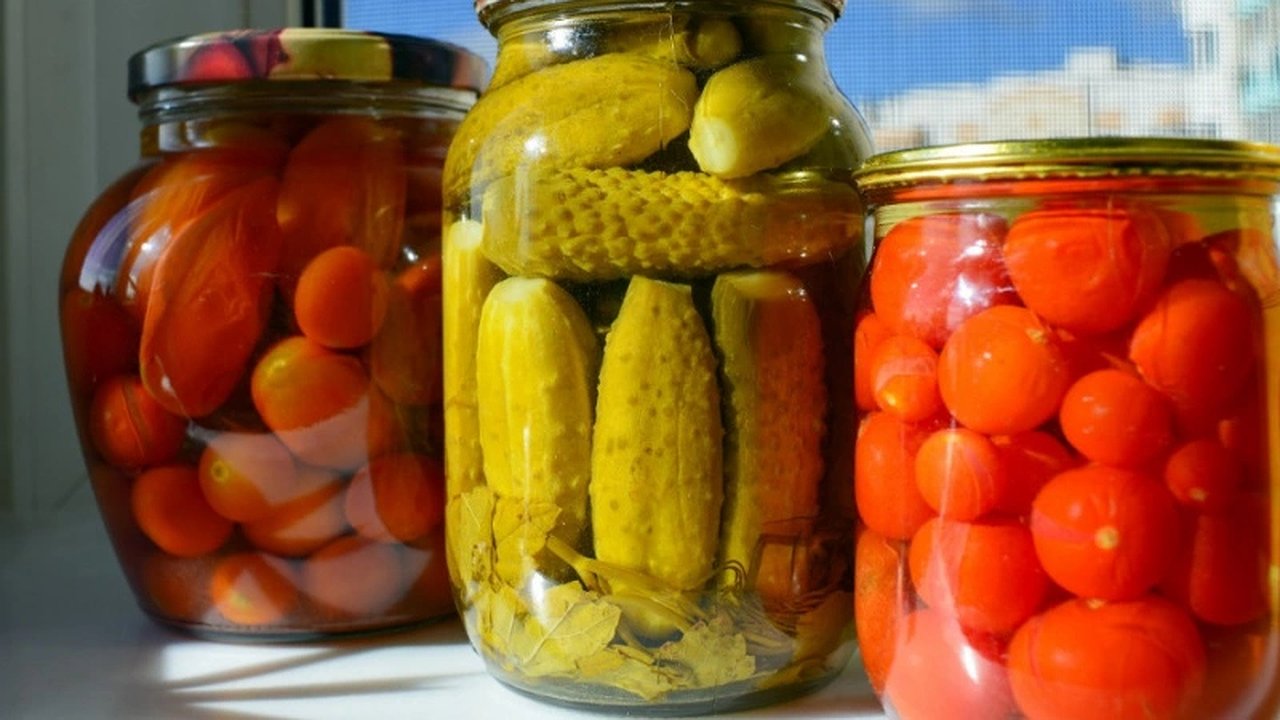 Главная картинка новости: Универсальный маринад "3−6−9": огурцы получаются суперхрустящими, а помидоры просто тают во рту — проверенный годами рецепт