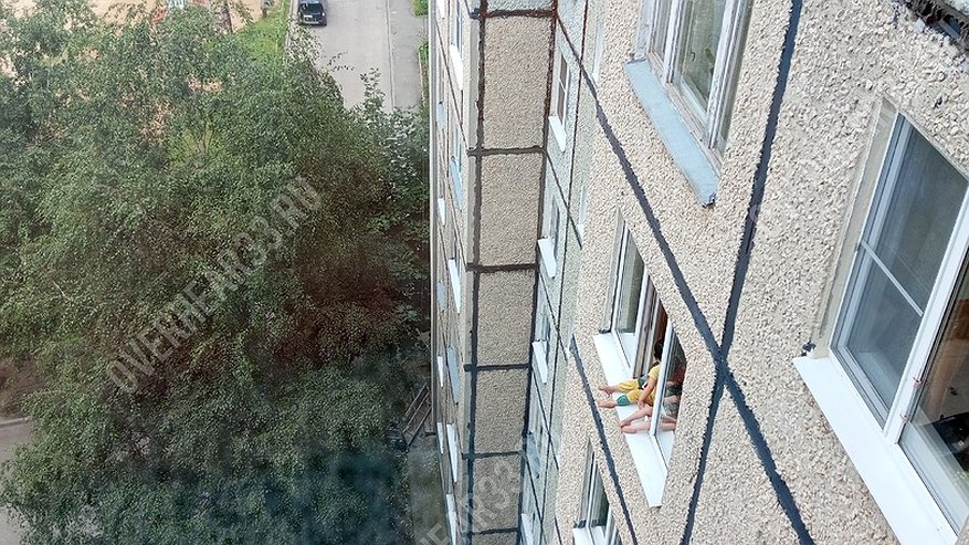 Главная картинка новости: Окно для детских прогулок заметили в одной из многоэтажек Владимира