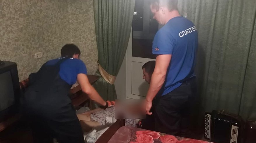 Главная картинка новости: Спасатели помогли владимирской пенсионерке, получившей травму у себя дома