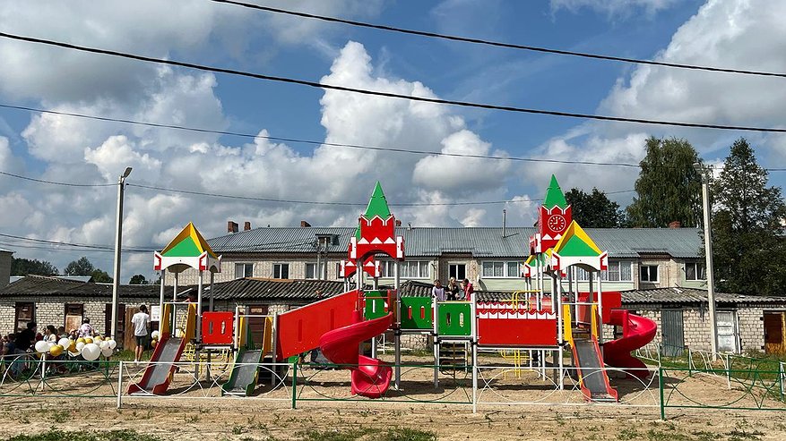 Главная картинка новости: В Муромцево появилась новая детская площадка «Кремль»
