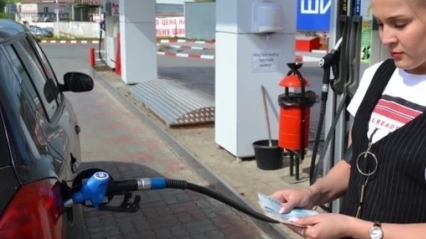 Главная картинка новости: Вниманию всех автомобилистов: эксперт сделал важное заявление о подорожании бензина
