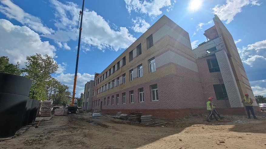 Главная картинка новости: В области продолжают строить и реконструировать школы, садики, колледжи