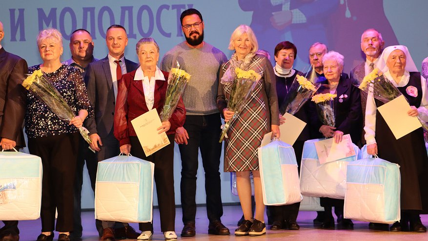 Главная картинка новости: Во Владимире отметили активистов «серебряного возраста»