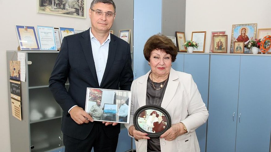 Главная картинка новости: «Педагогическую легенду» Собинки с Днем учителя поздравил губернатор